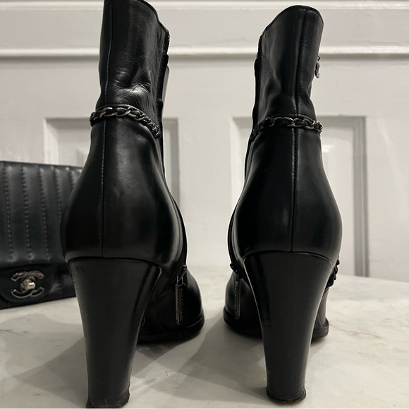 Chanel black leather booties with silver chain size 40 - Picture 9 of 11